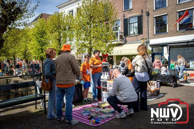 Volle terrassen, bruisende kleedjesmarkt en sportieve Wallenloop: Elburg leeft tijdens koningsdag! - &copy; NWVFoto.nl